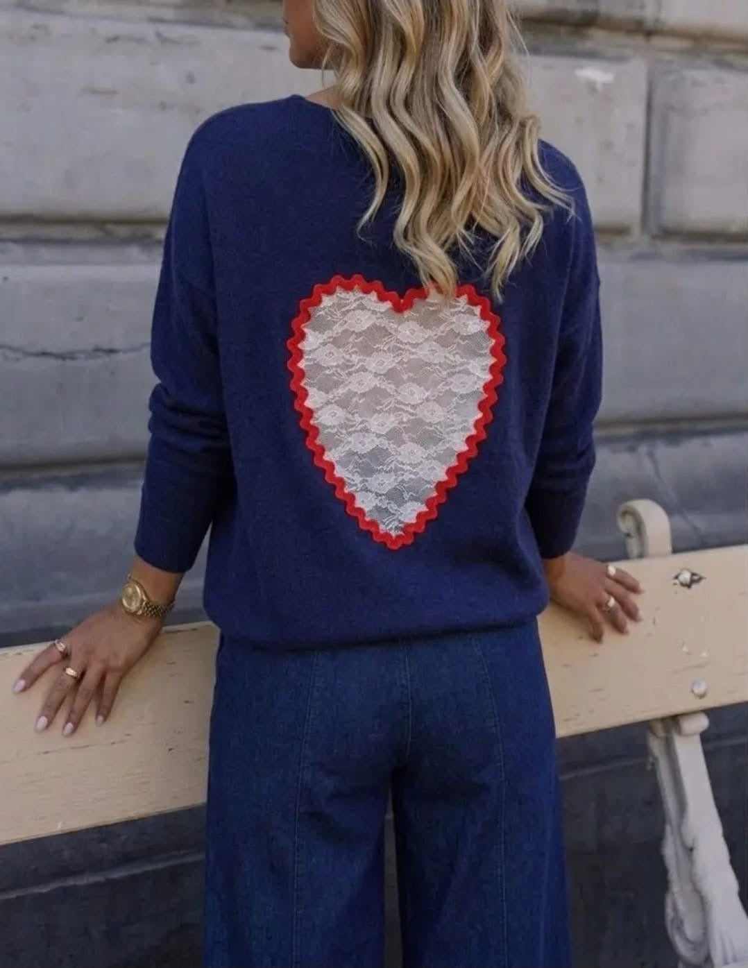 Le Pull Douillet Dos Cœur Dentelle bleu marine et blanc