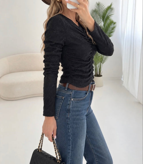 Blouse à manches longues avec col en V et plis sur le devant ( décliné en beige et noir )