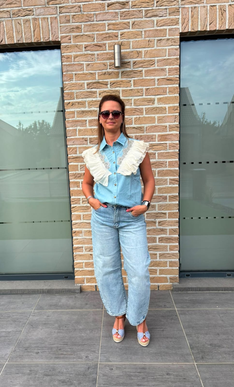 Top bleu denim à volants brodés