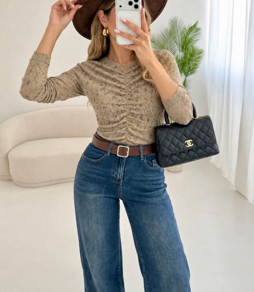 Blouse à manches longues avec col en V et plis sur le devant ( décliné en beige et noir )