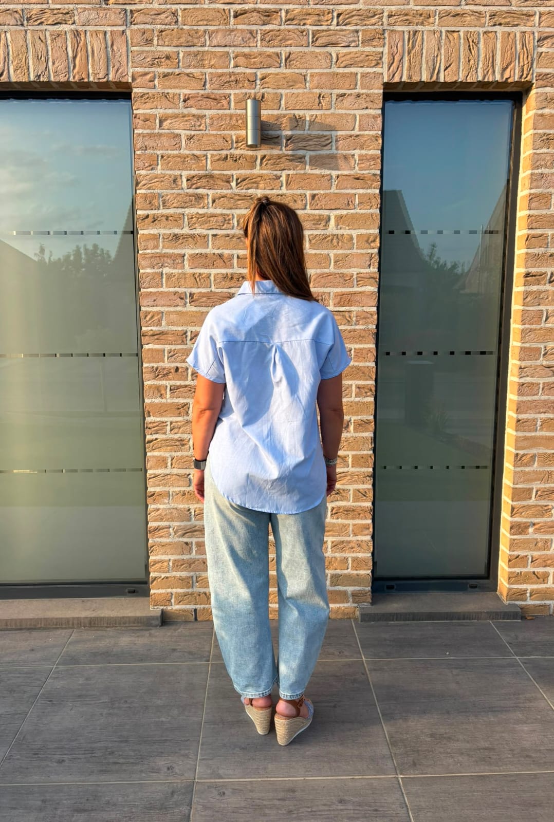 Chemise bleue manches courtes "détails fleuris "