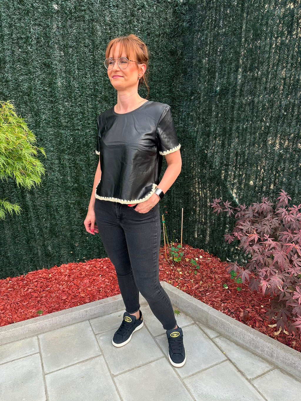 Top en simili cuir noir