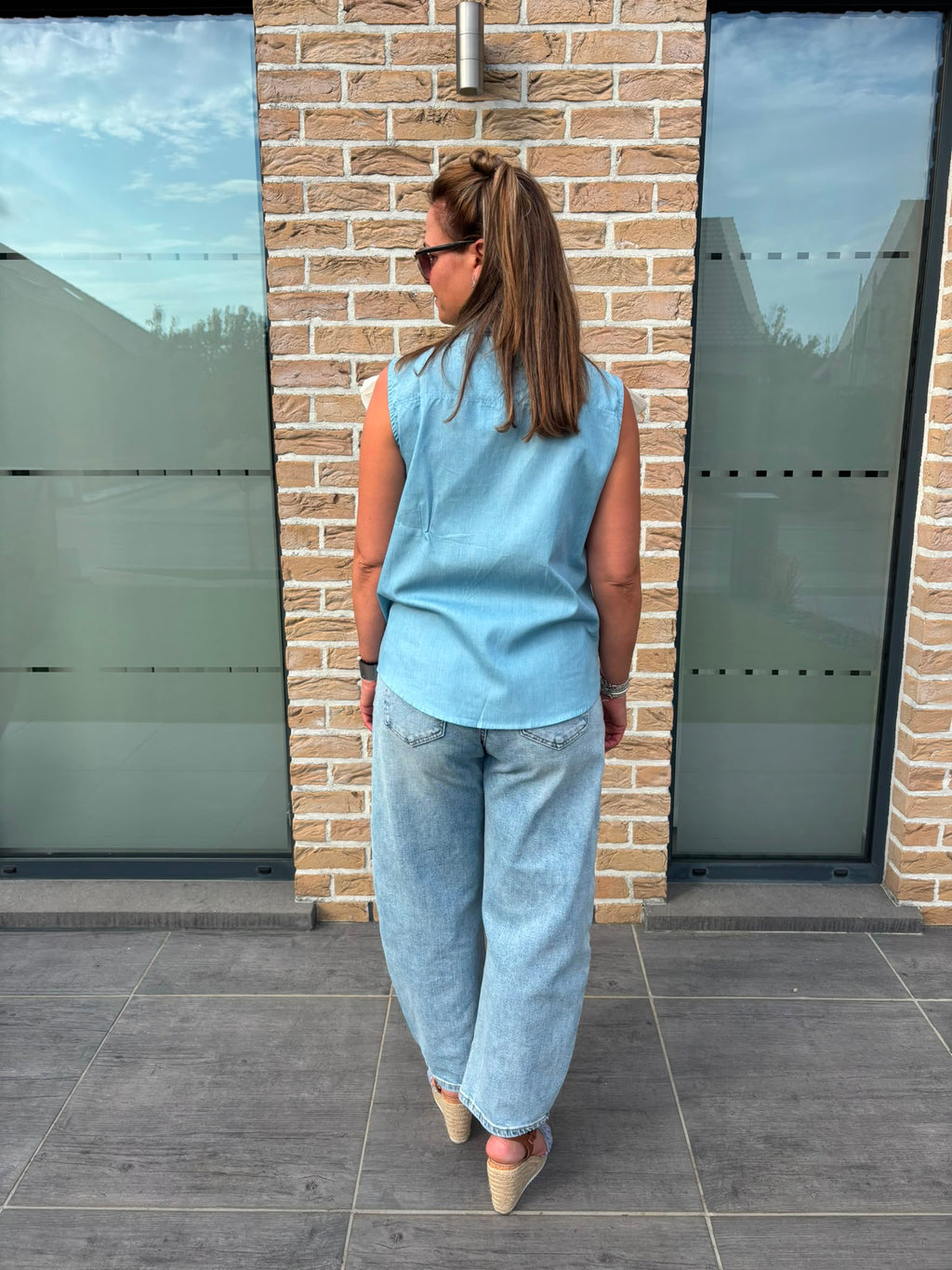 Top bleu denim à volants brodés