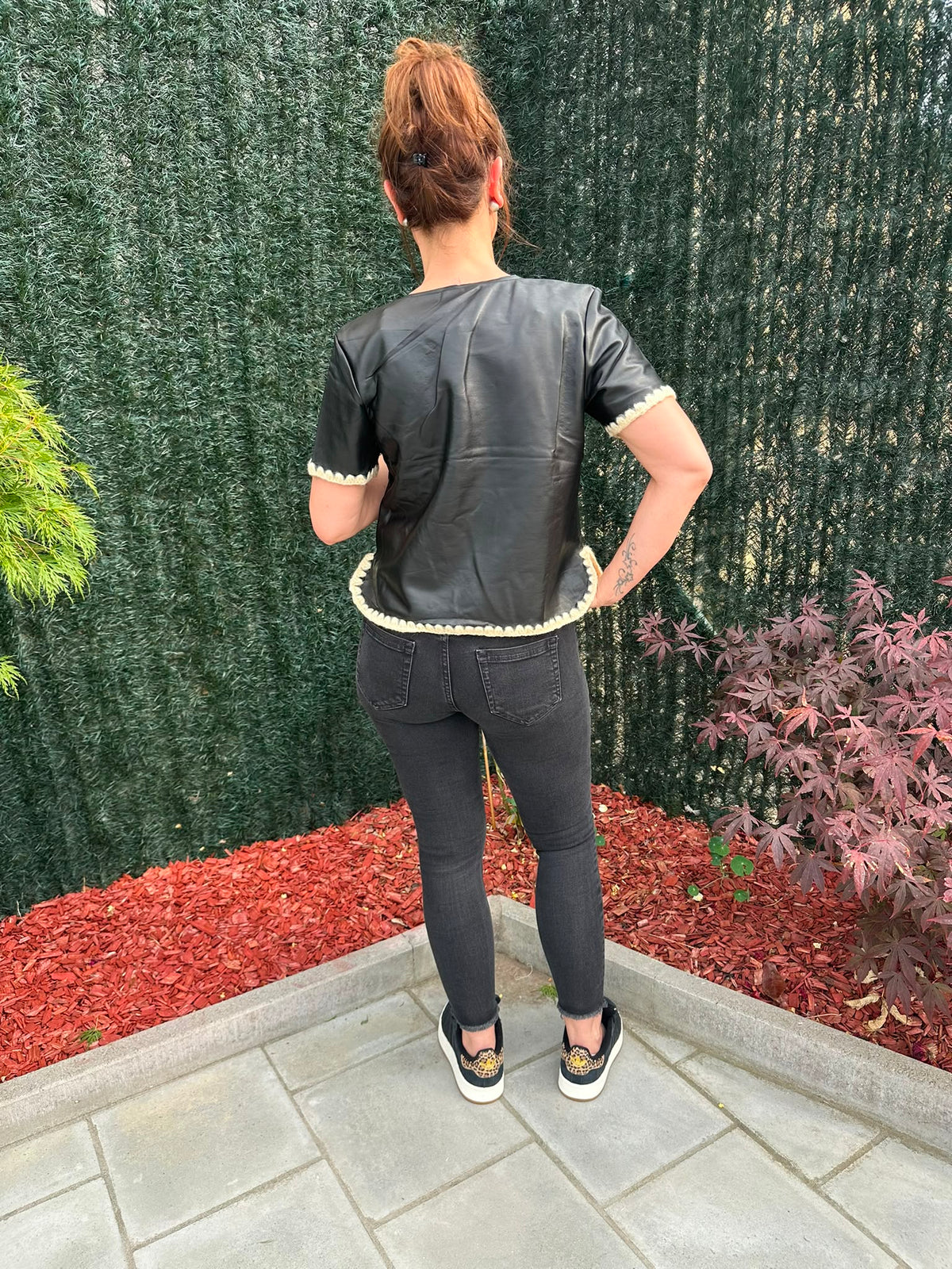 Top en simili cuir noir
