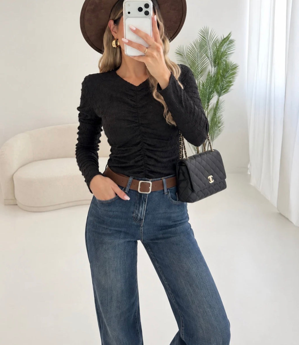Blouse à manches longues avec col en V et plis sur le devant ( décliné en beige et noir )