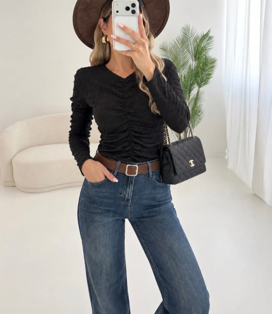 Blouse à manches longues avec col en V et plis sur le devant ( décliné en beige et noir )