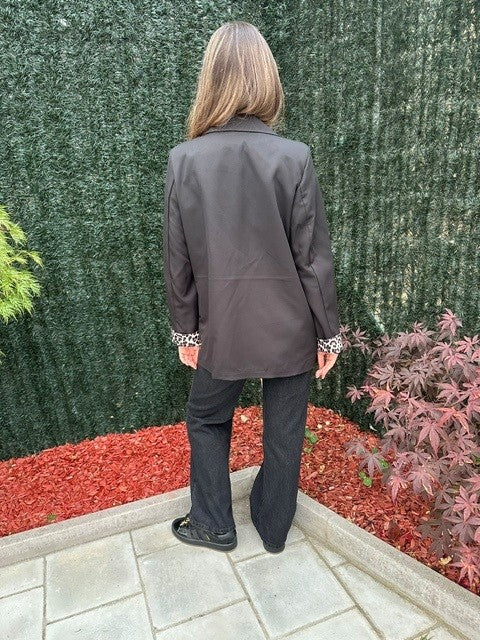 Blazer chic noir avec détails léopard