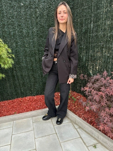Blazer chic noir avec détails léopard