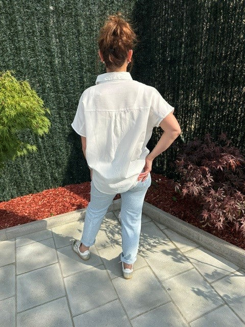 Chemise blanche manches courtes " Détails fleuris "