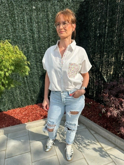 Chemise blanche manches courtes " Détails fleuris "