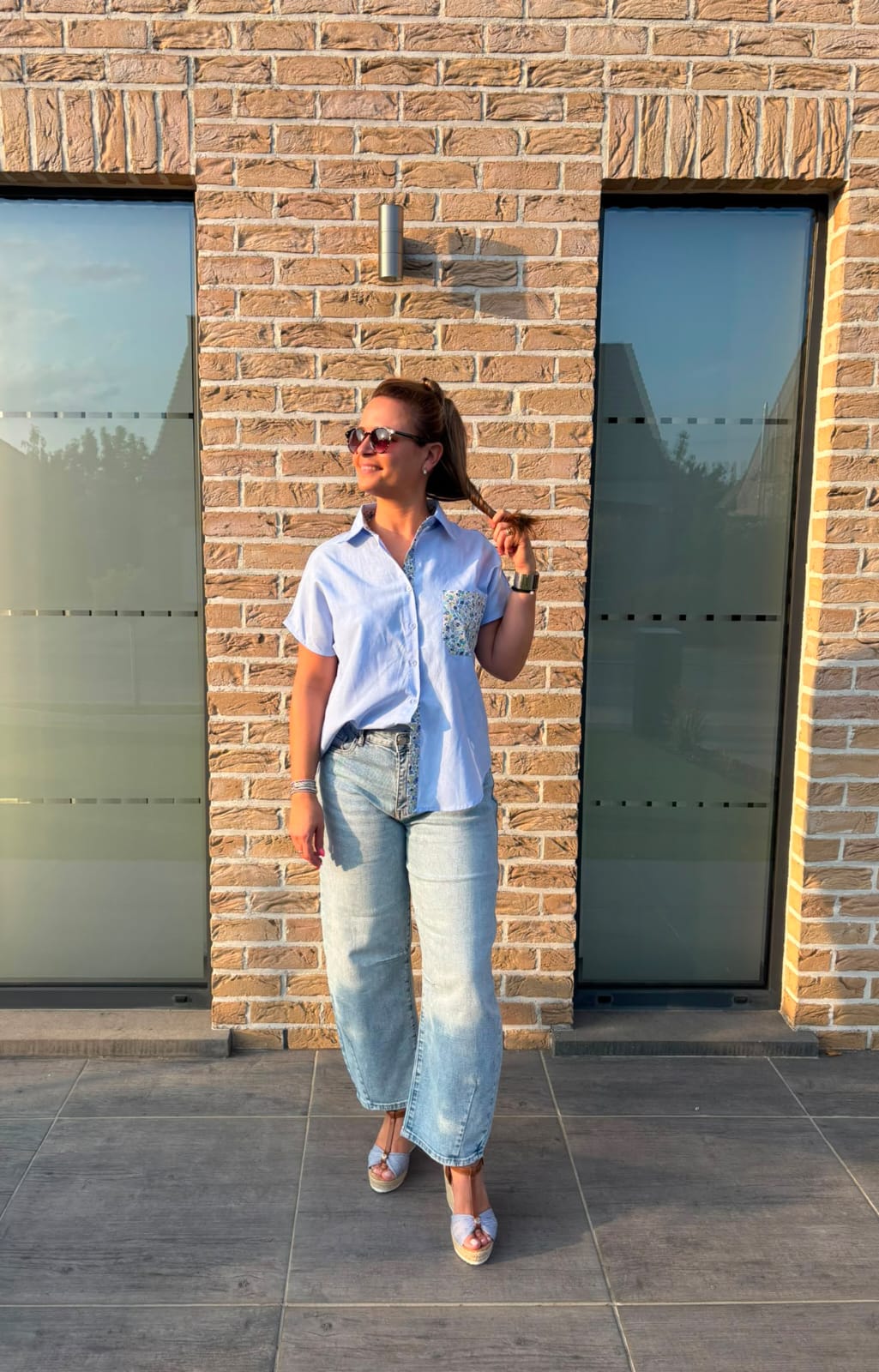 Chemise bleue manches courtes "détails fleuris "