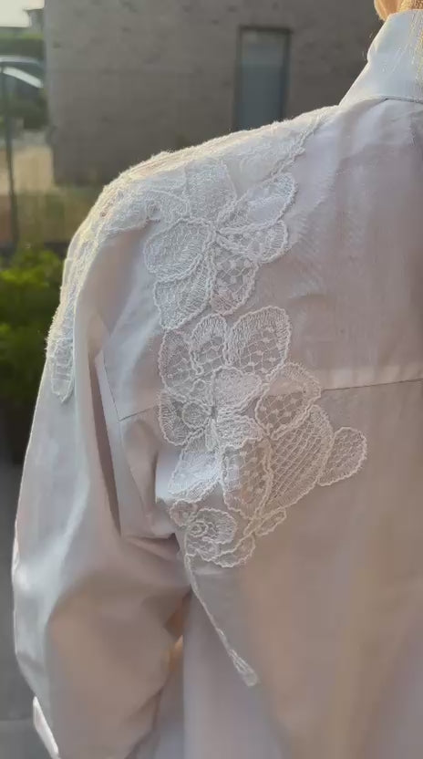 Chemise en coton blanche légère à détails dentelle