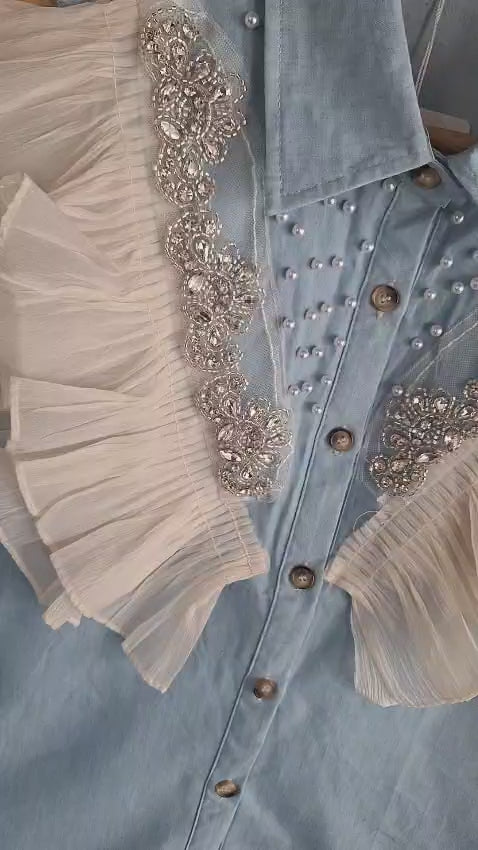 Top bleu denim à volants brodés